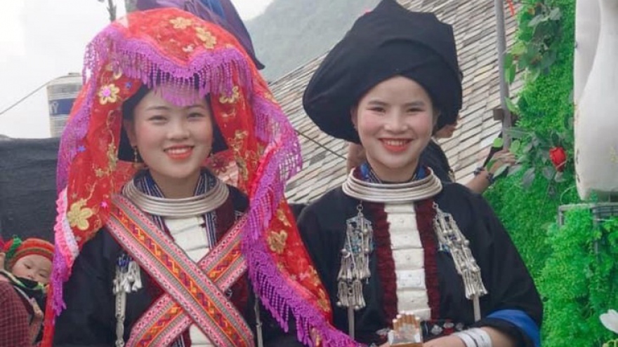 The kowtowing ritual of the Dao ethnic group